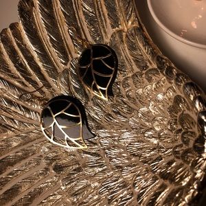Gorgeous dangling leaf earrings